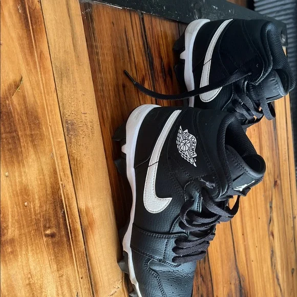 Jordan youth football cleats size 5 - Picture 2 of 2